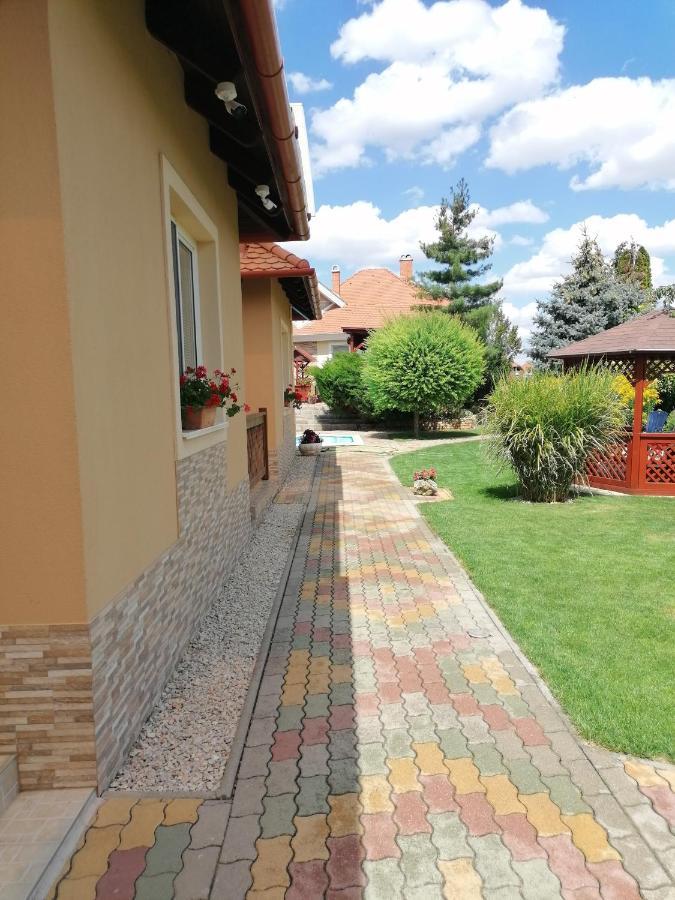 Kaktuszvirag Apartmanhaz Hajduszoboszlo Bagian luar foto